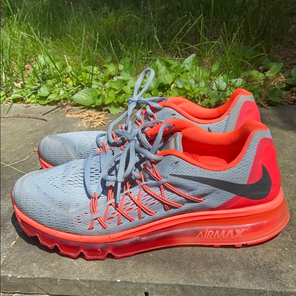 NEW NIKE SNEAKERS